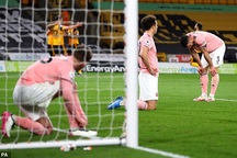 Đội bóng đầu tiên ở Premier League chính thức xuống hạng