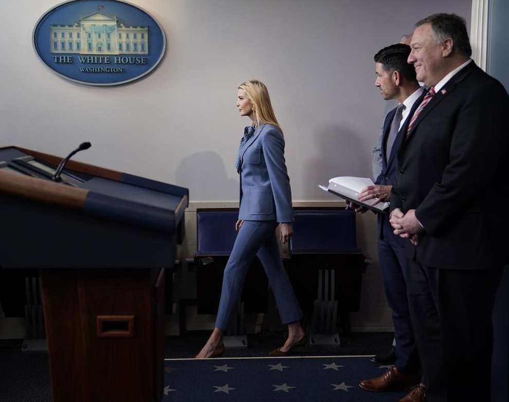 Phong thái và gu thời trang đẳng cấp của Ivanka Trump - 6 Phong thái và gu thời trang đẳng cấp của Ivanka Trump - 6