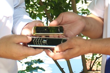 Tài xế taxi trả lại khách 2 điện thoại Vertu trị giá 40.000 USD