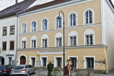 Áo chấm dứt tranh cãi liên quan nơi sinh của trùm phát xít Hitler