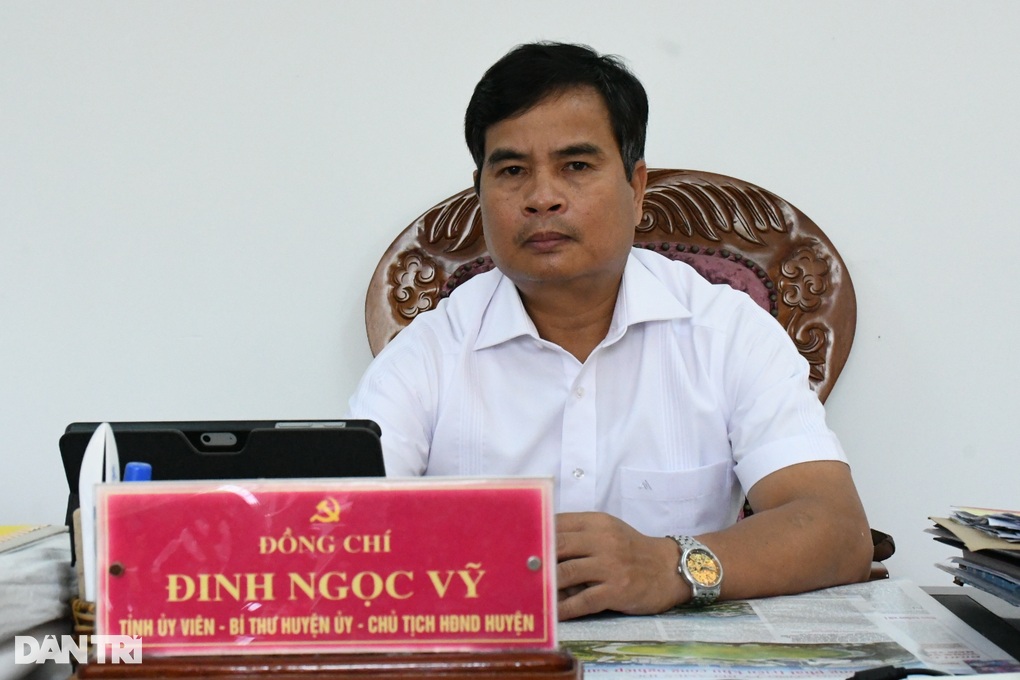 Bí thư huyện trực tiếp đi khảo sát, chủ tịch xã cho gỗ giúp dân xây nhà - 4 Bí thư huyện trực tiếp đi khảo sát, chủ tịch xã cho gỗ giúp dân xây nhà - 4
