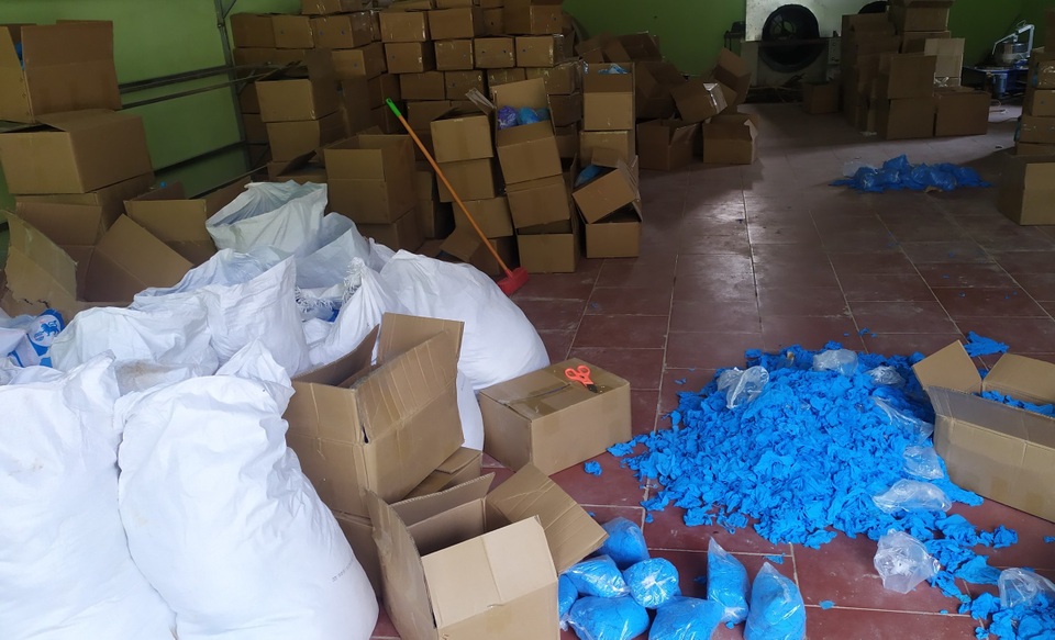 Gian thương gom chục tấn găng tay cũ, thuê dân phân loại công 3.000 đồng/kg - 2 Gian thương gom chục tấn găng tay cũ, thuê dân phân loại công 3.000 đồng/kg - 2