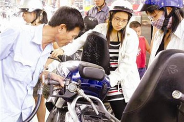 Thêm “sức ép” tăng giá xăng dầu