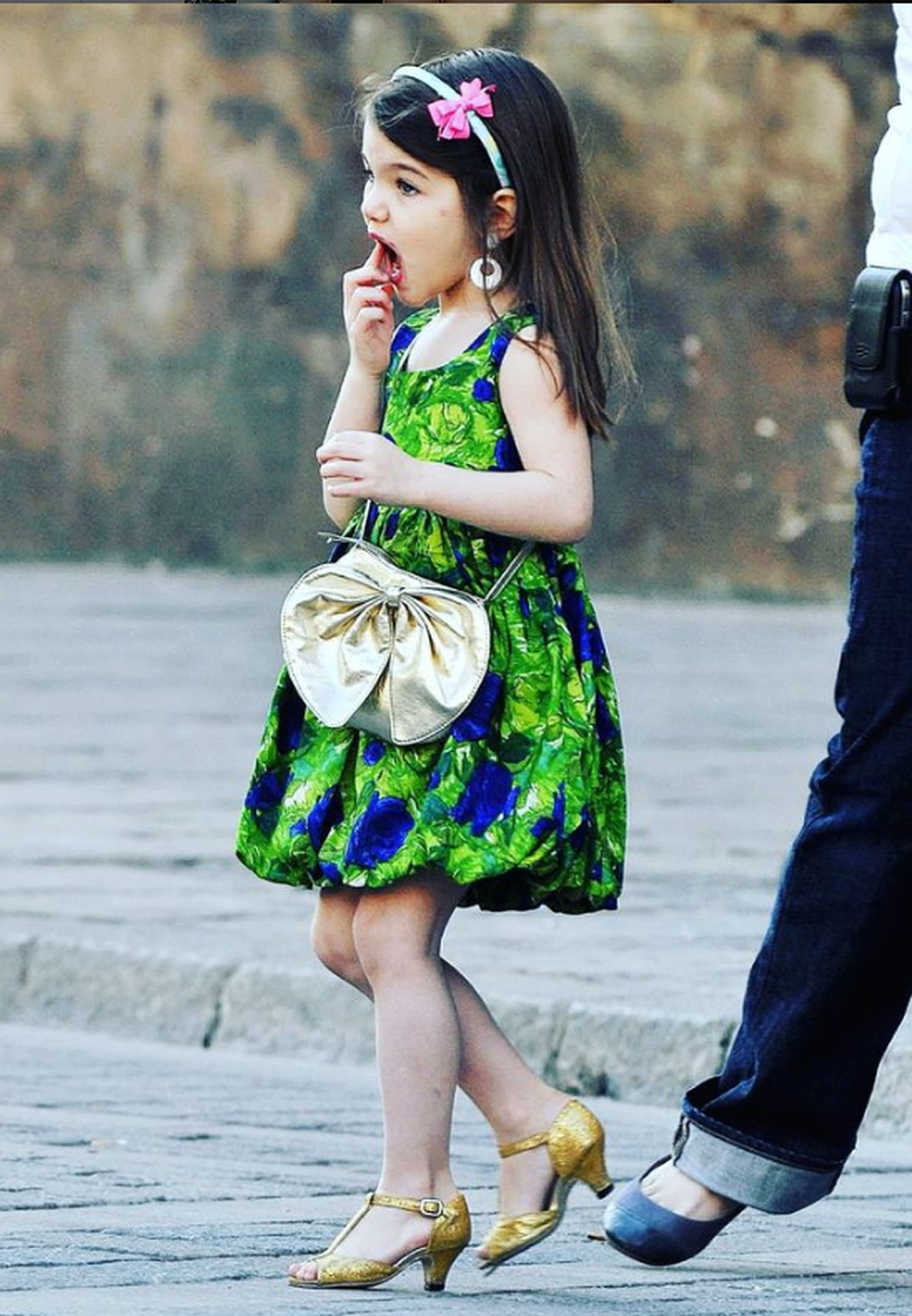 Suri Cruise - từ em bé sành điệu, nổi đình đám đến cô gái gợi cảm ở tuổi 17 - 4