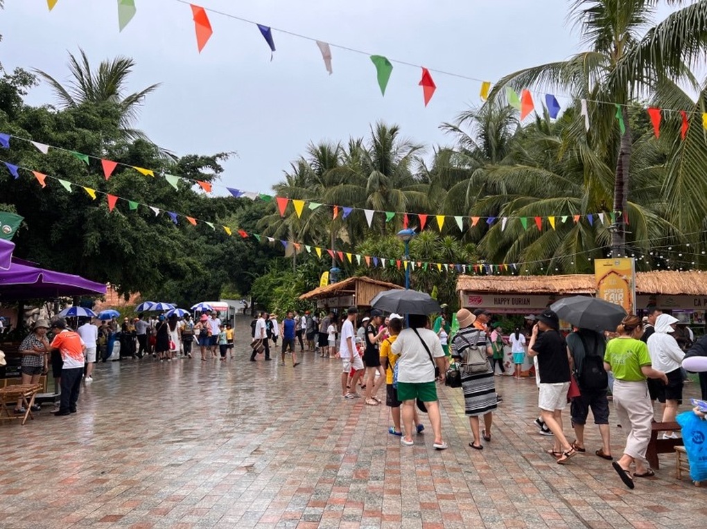 Du khách tận hưởng VinWonders Nha Trang trước giờ diễn ra đại nhạc hội 8Wonder - 4