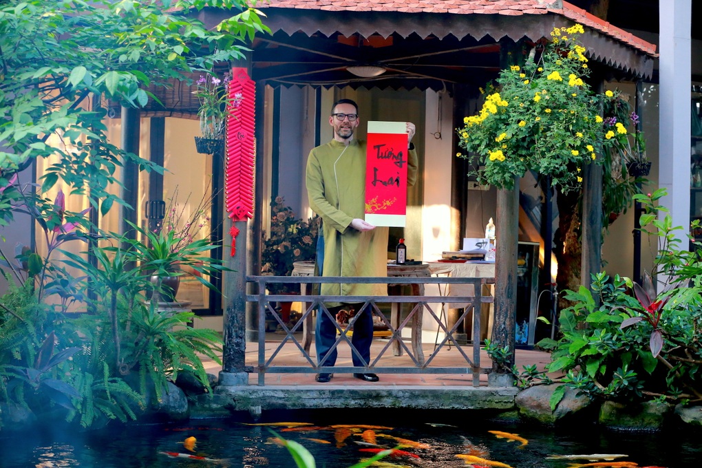 Đại sứ Anh viết thư pháp, gói bánh chưng nhân dịp Tết Quý Mão - 4 Đại sứ Anh viết thư pháp, gói bánh chưng nhân dịp Tết Quý Mão - 4