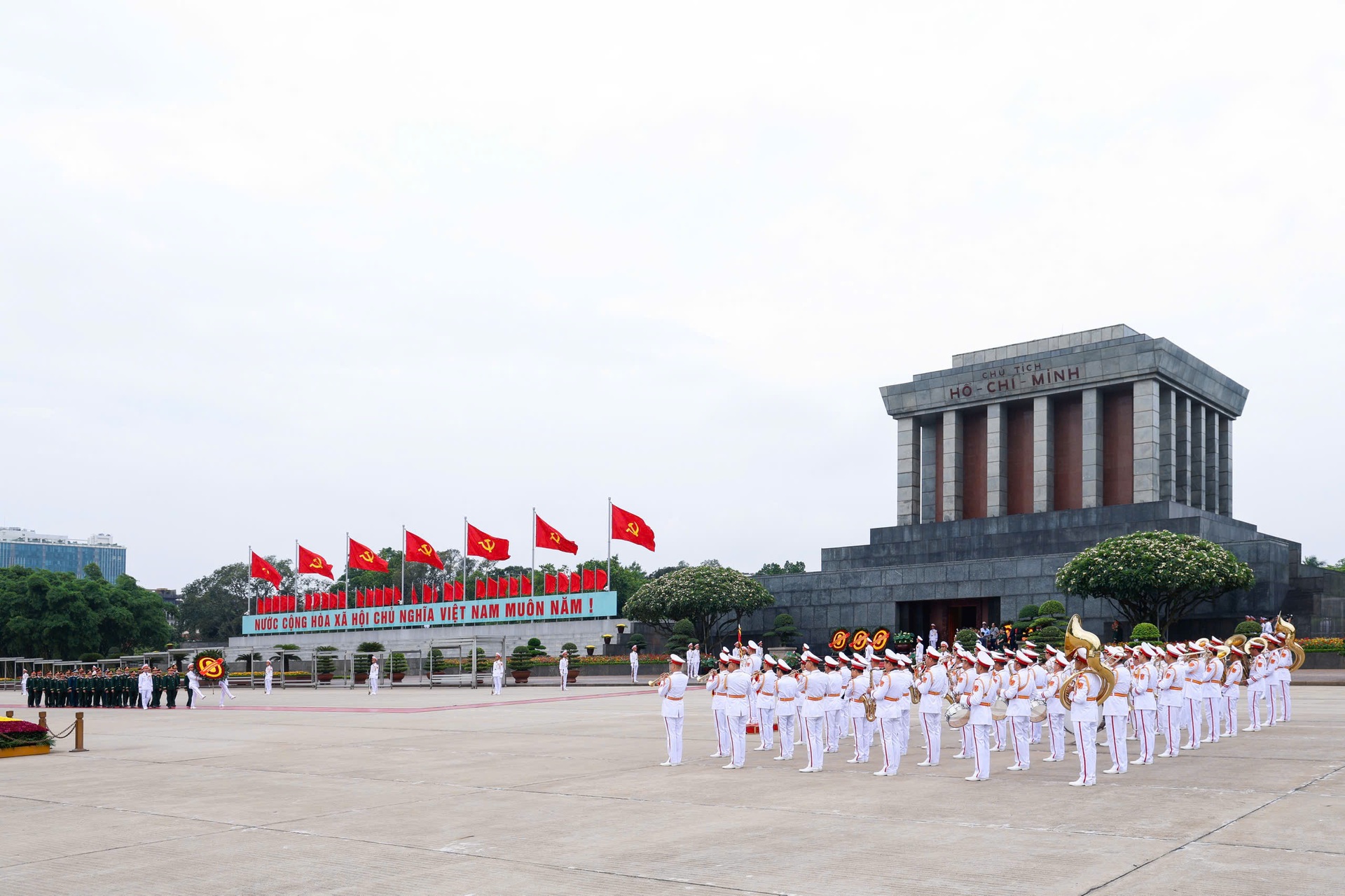 Hình ảnh lãnh đạo Đảng, Nhà nước vào Lăng viếng Bác nhân ngày 19/5 - 10