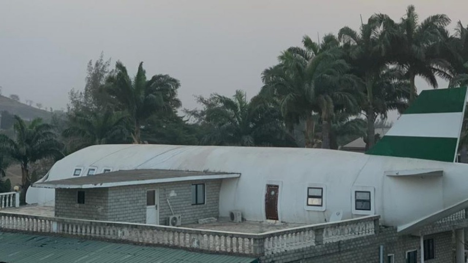 Biết vợ thích du lịch, người đàn ông xây cả máy bay trên nóc nhà - 3 Biết vợ thích du lịch, người đàn ông xây cả máy bay trên nóc nhà - 3