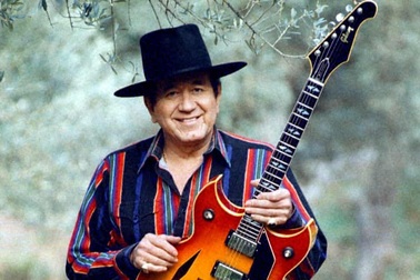 Nam ca sĩ “Lemon Tree” Trini Lopez qua đời vì biến chứng Covid-19