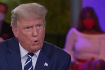 Bầu cử Mỹ 2020: Người phụ nữ gây chú ý sau ông Trump khi trả lời cử tri