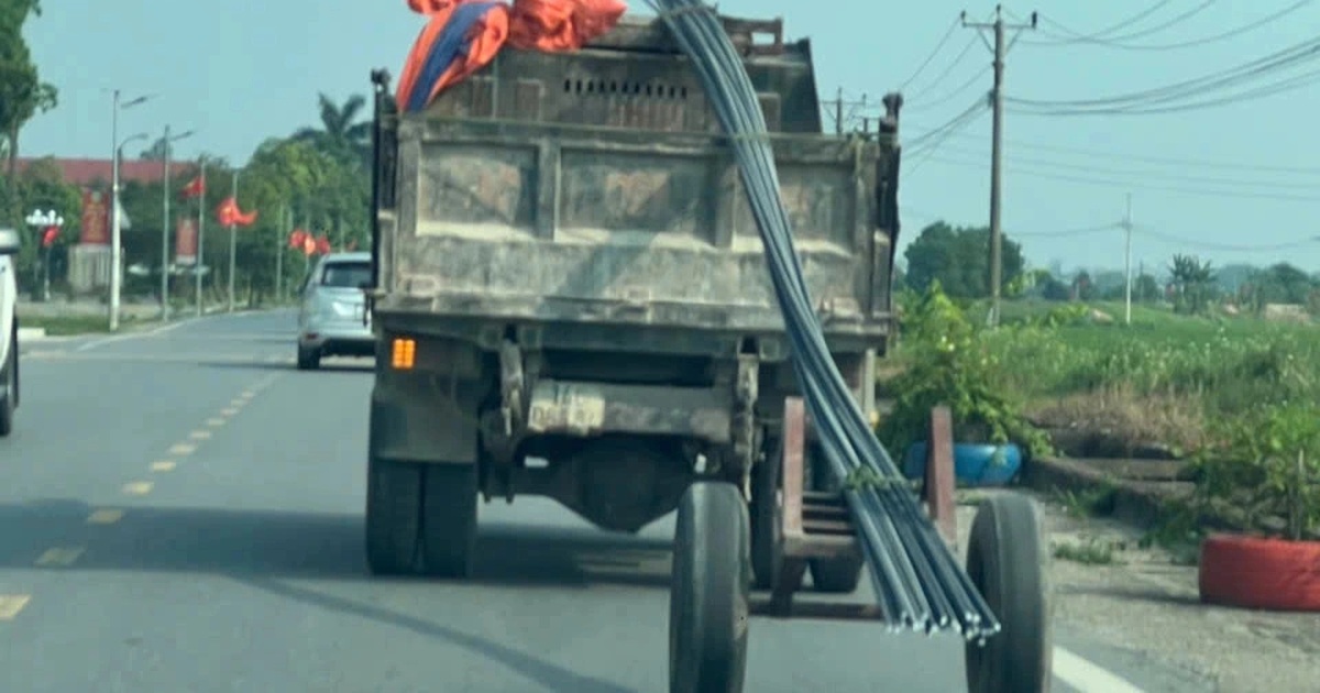 Phạt lái xe và chủ ô tô tải chế "bánh phụ" để kéo bó sắt dài hàng chục mét