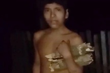 Thanh niên người rừng cởi trần đóng khố sống biệt lập, lần đầu dùng bật lửa