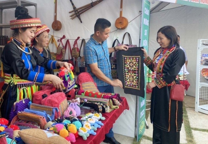 Du khách thăm quan, mua sắm những sản phẩm đặc sắc của người dân tộc trên địa bàn tỉnh Bắc Kạn. Ảnh CTV