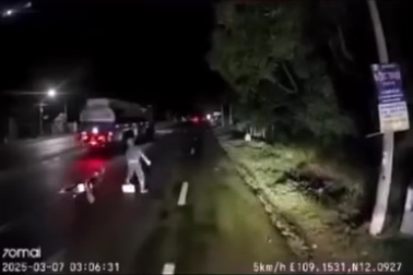 Cụ già sang đường ẩu, suýt gây tai nạn liên hoàn