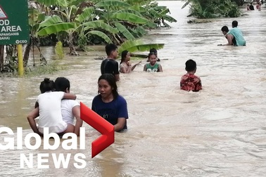 Bão Conson "quần thảo" Philippines, chuẩn bị đổ vào Biển Đông