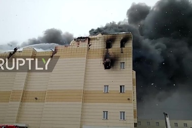 Hiện trường hỗn loạn vụ cháy trung tâm thương mại Nga