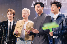 "Anh trai say hi" ra rạp: Fan vây kín các tầng lầu, dàn anh trai xúc động