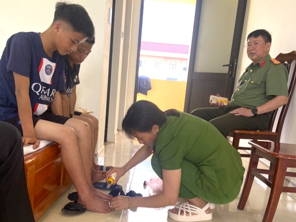 Hai anh em đạp xe hàng trăm cây số từ Điện Biên đi Hà Nội tìm mẹ - 1