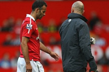 Giggs tái phát chấn thương, MU thêm khủng hoảng tiền vệ cánh