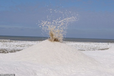 Hình ảnh phun trào tuyệt đẹp của núi lửa băng