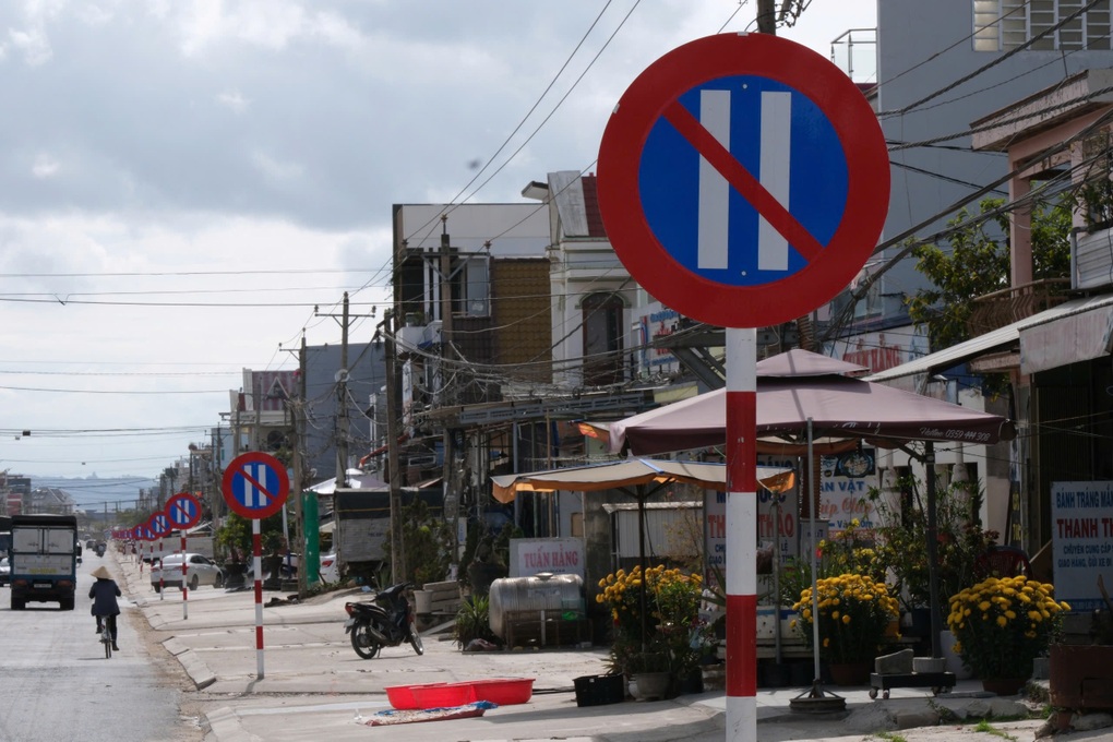 這條道路的1公里有23個禁止的跡象：浪費金錢，負責 -  1