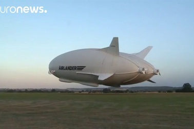 Máy bay lớn nhất thế giới lần đầu sải cánh tại Anh