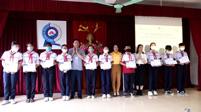 Trao học bổng cho các em học sinh có hoàn cảnh khó khăn trên địa bàn phường Cửa Ông. Ảnh baoquangninh.com.vn