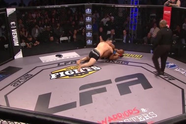 Võ sĩ bị xử thua vì… giẫm lên lưng đối thủ ăn mừng