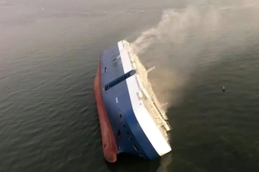 Mỹ “đau đầu” tìm cách cứu siêu tàu chở 4.200 ô tô bị lật giữa biển