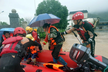 Đường phố hóa sông, nhà cửa bị cuốn trôi trong mưa bão kỷ lục ở Trung Quốc