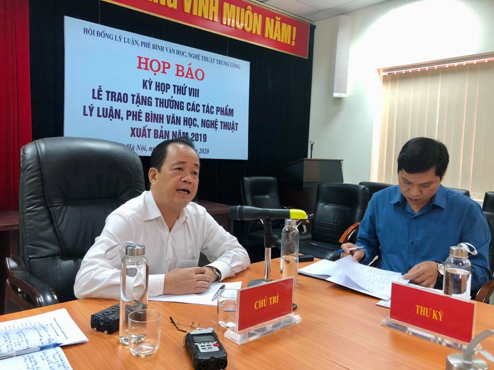 Tặng thưởng 15 tác phẩm lý luận phê bình văn học, nghệ thuật xuất sắc - 1 Tặng thưởng 15 tác phẩm lý luận phê bình văn học, nghệ thuật xuất sắc - 1