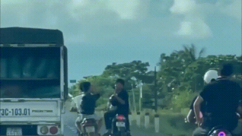 Nhóm thanh niên đi xe máy náo loạn quốc lộ 1A trong ngày 2/9 - 1 Nhóm thanh niên đi xe máy náo loạn quốc lộ 1A trong ngày 2/9 - 1