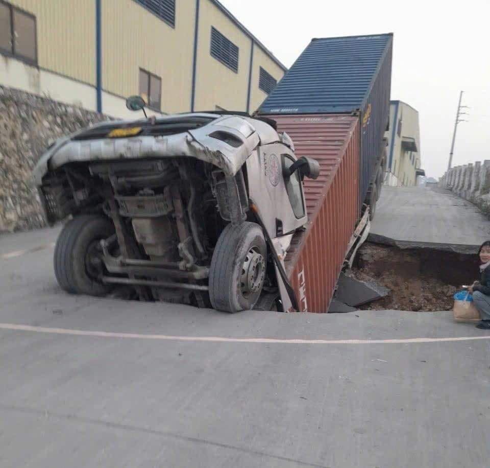 Xe container gãy cổ khi sụt xuống hố trong khu công nghiệp - 1 Xe container gãy cổ khi sụt xuống hố trong khu công nghiệp - 1