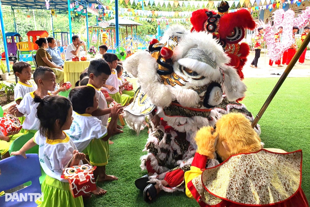 Báo Dân trí tổ chức trao tặng 300 bánh trung thu đến trẻ em vùng cao - 4 Báo Dân trí tổ chức trao tặng 300 bánh trung thu đến trẻ em vùng cao - 4