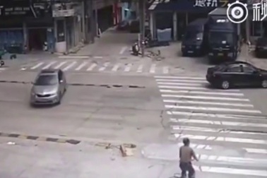 Gặp xe chở hàng cồng kềnh: Cẩn thận không thừa