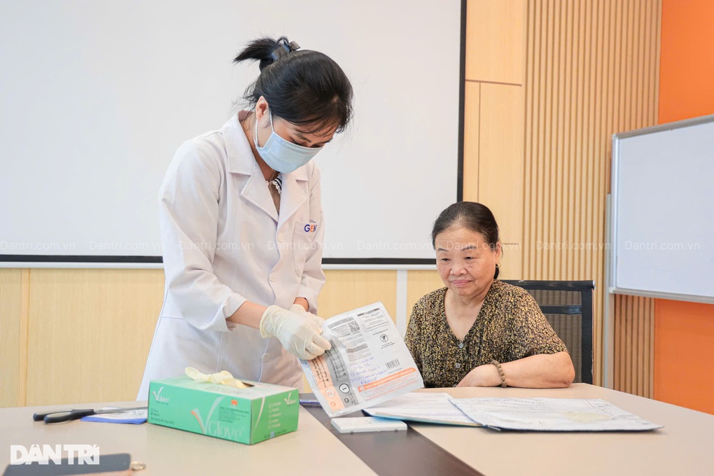 Đạo diễn Pháp gặp mẹ Việt: Mẹ đừng khóc, dành nụ cười ngày hội ngộ - 11 Đạo diễn Pháp gặp mẹ Việt: Mẹ đừng khóc, dành nụ cười ngày hội ngộ - 11