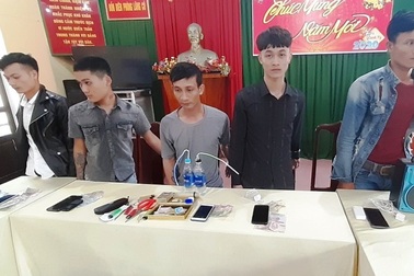 "Lập hội" đến căn nhà hoang đêm giao thừa để chơi ma túy