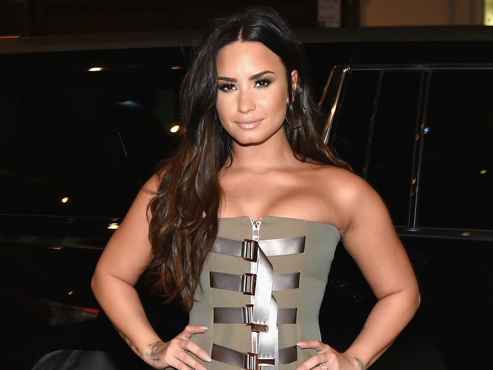 Demi Lovato từng đột quỵ và đau tim sau khi sốc thuốc - 4 Demi Lovato từng đột quỵ và đau tim sau khi sốc thuốc - 4