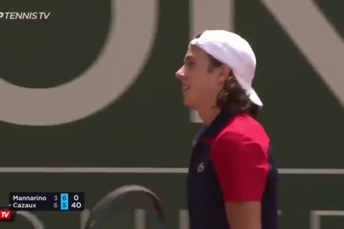 Tay vợt 18 tuổi gây sốt với pha cứu bóng ghi điểm khó tin