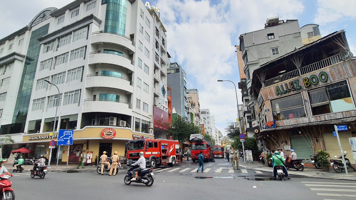 Cảnh sát cứu 3 người trong đám cháy khách sạn - 4 Cảnh sát cứu 3 người trong đám cháy khách sạn - 4