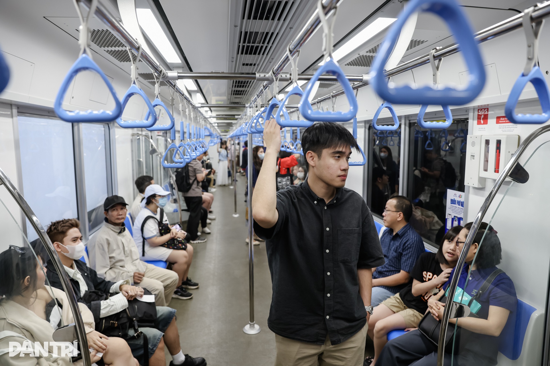 Nhân viên, sinh viên chọn metro để đi học, đi làm trong ngày đầu thu phí - 12 Nhân viên, sinh viên chọn metro để đi học, đi làm trong ngày đầu thu phí - 12