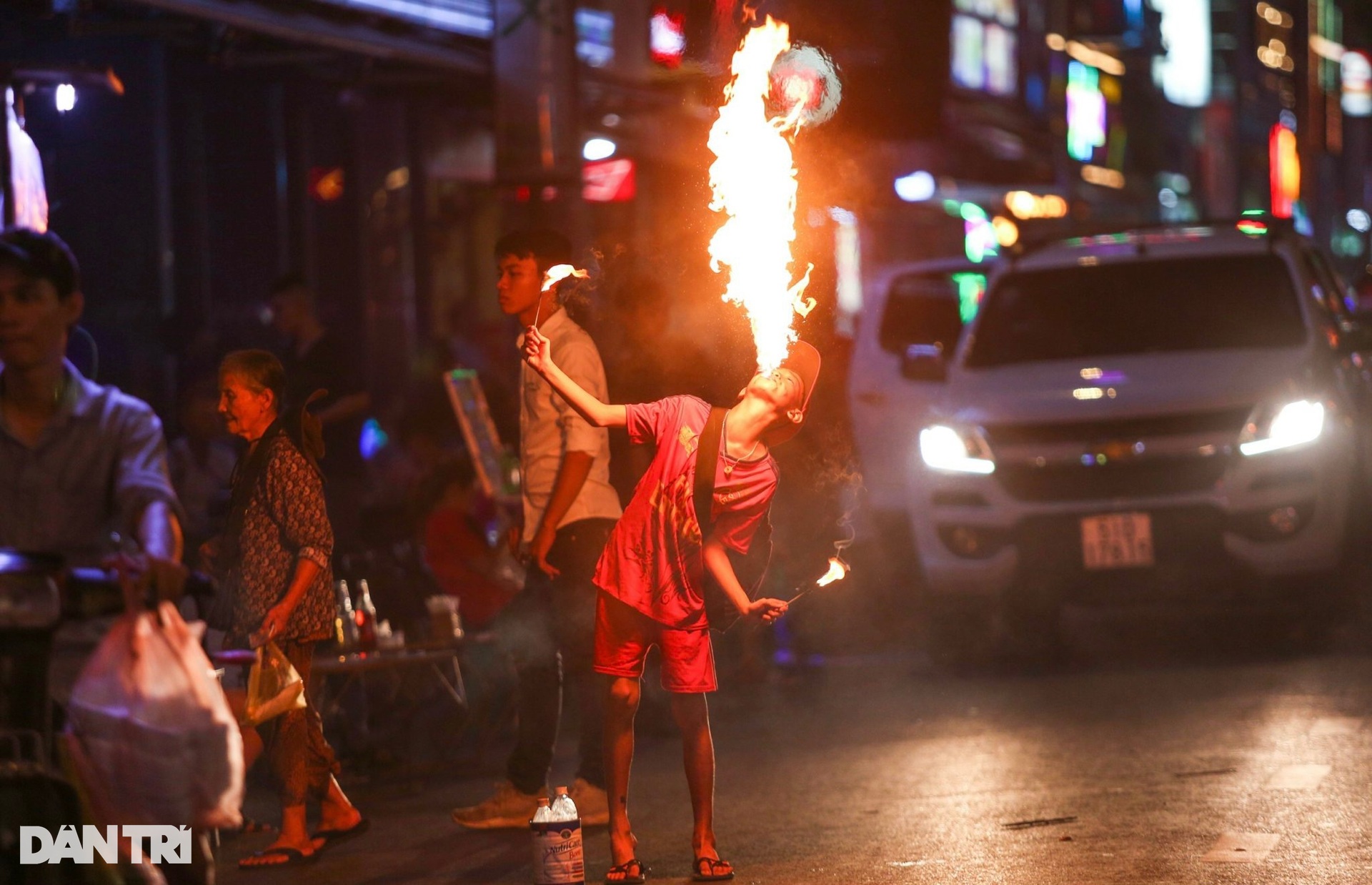 Children breathing oil and spitting fire, making money after 0 o'clock on West Street - 4