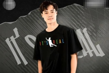 Tranh thủ tương tác fan Malaysia, Văn Toàn ra mắt mẫu áo in cú ngã penalty