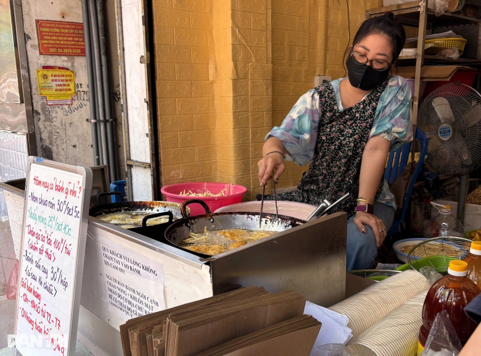 ហាងនំចេកដ៏ចម្រូងចម្រាសនៅទីក្រុងហាណូយ អតិថិជននៅតែរង់ចាំ ទោះបីមិនទាន់ដល់ម៉ោងបើកក៏ដោយ - ២ Quán bánh chuối gây tranh cãi ở Hà Nội, chưa tới giờ bán, khách vẫn cố chờ - 2