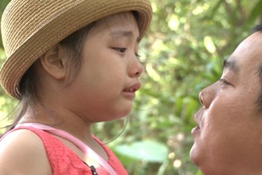 Bố con nhạc sĩ Minh Khang rơi nước mắt vì nhà ở