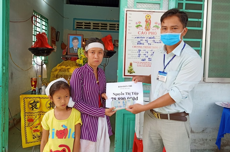 Bạn đọc Dân trí giúp đỡ 2 đứa trẻ vừa mất cha số tiền gần 79 triệu đồng - 2 Bạn đọc Dân trí giúp đỡ 2 đứa trẻ vừa mất cha số tiền gần 79 triệu đồng - 2