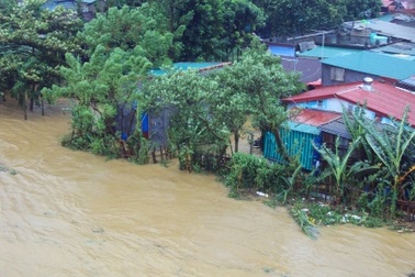 Nhiều vùng tại Huế bị cô lập, phố cổ Hội An xác xơ  