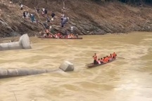 Lũ cuốn trôi cầu, "thót tim" cảnh hơn 200 học sinh vượt sông đến trường