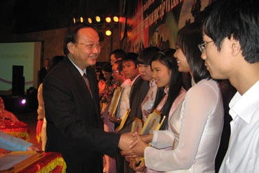 Vinh danh “Sinh viên học tập và làm theo lời Bác”