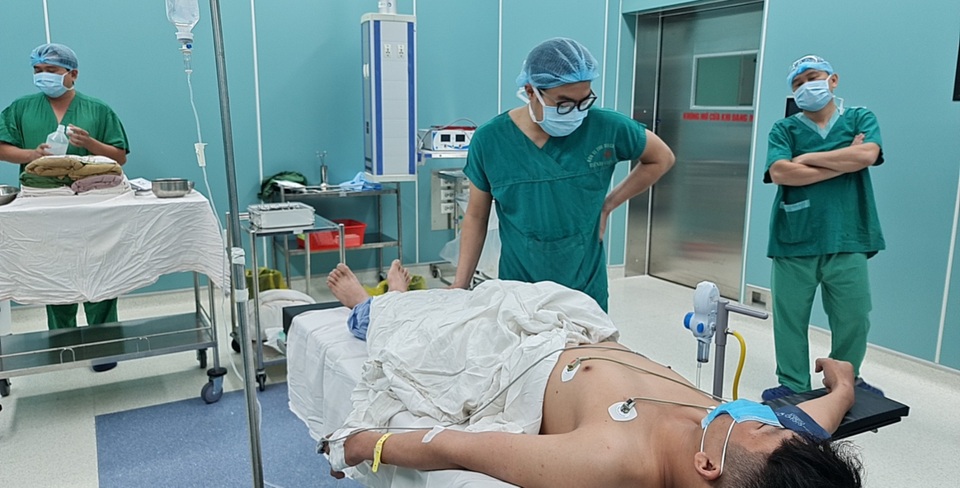 Nam thanh niên gãy súng vì xe máy tông đúng lúc đang cương dương - 1 Nam thanh niên gãy súng vì xe máy tông đúng lúc đang cương dương - 1